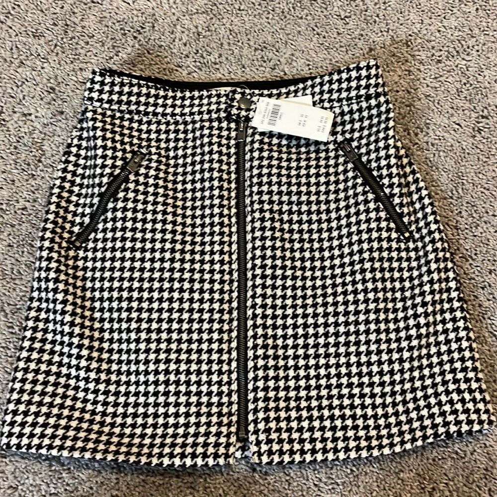 Hollister black and white patterned skirt